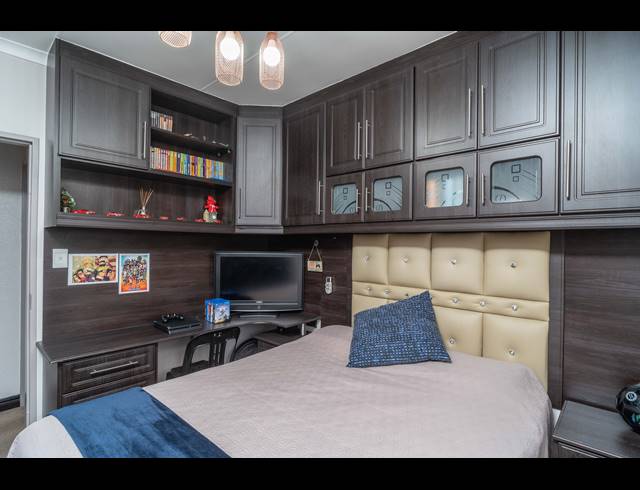 3 BEDROOM APARTMENT FOR SALE IN GLEN HILLS
